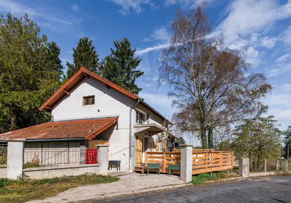 exterieur-vue-sud-gite-nature-detente-location-vacances-Le-refuge-des-vaures-auvergne-puy-de-dome.webp
