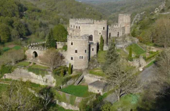 Le Château de Chouvigny tourisme-Le Refuge des Vaures-gîte-Hébergement nature-détente-location vacances-séjours-auvergne-vichy