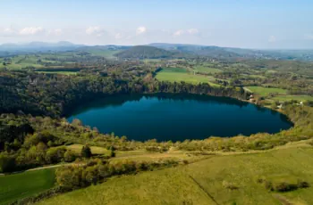 le gour de tazenat tourisme-Le Refuge des Vaures-gîte-Hébergement nature-détente-location vacances-séjours-auvergne-vichy